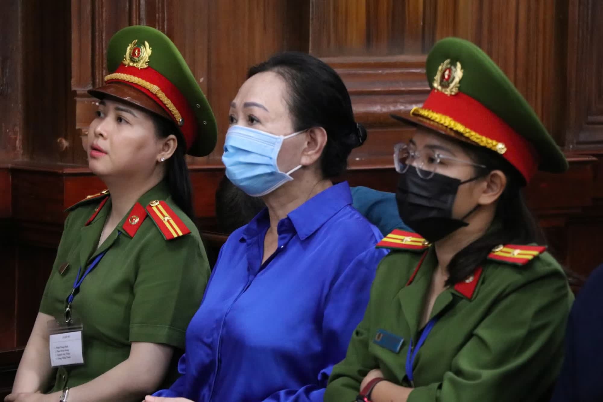 Đấu giá đôi hoa tai đính kim cương của bà Trương Mỹ Lan