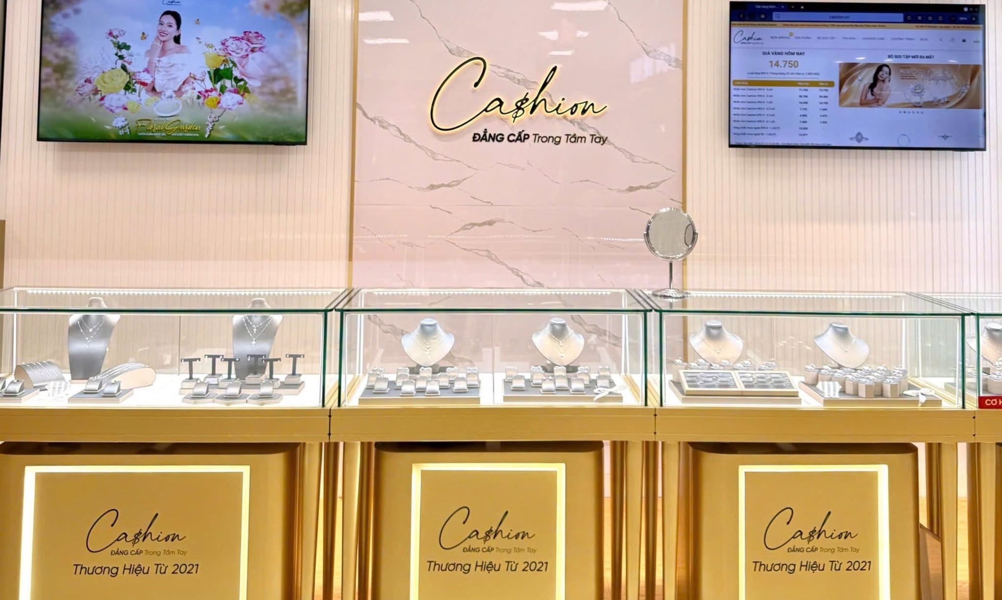 Một chuỗi cửa hàng kim cương lớn ở TP.HCM mở cửa trở lại