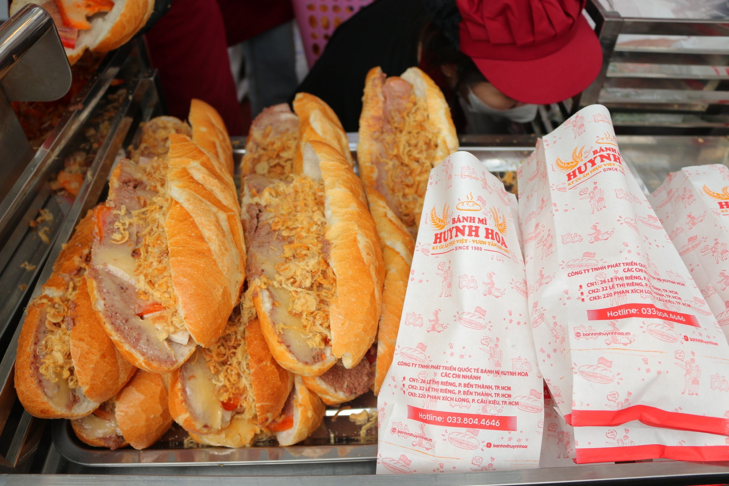 Vì sao ổ bánh mì, tô hủ tiếu, đĩa cơm tấm có giá 100.000 đồng ở TP.HCM