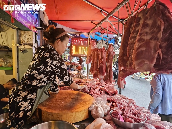 Có gì trong những khu chợ giá rẻ giữa lòng TP.HCM?