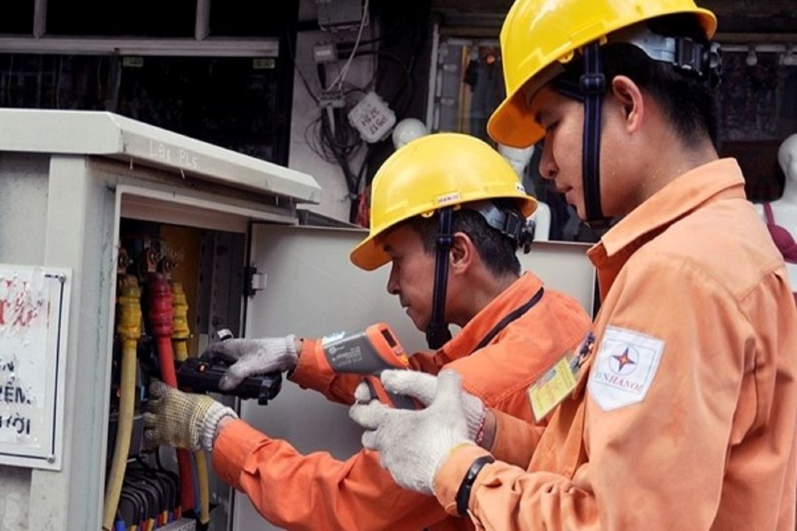 Áp giá điện sinh hoạt giờ: Cần công khai, kiểm soát thiết bị đo