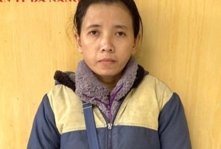 Bat qua tang doi vo chong trom binh ac quy oto hinh anh