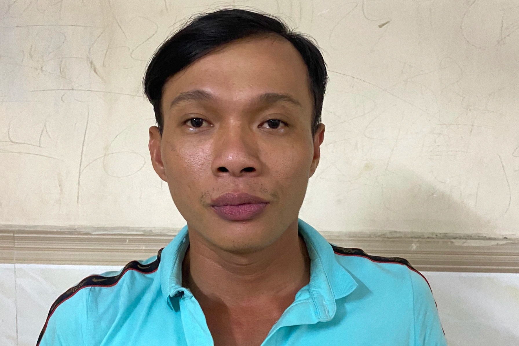 Nhan vien giu xe o TP.HCM trom dien thoai cua khach hinh anh