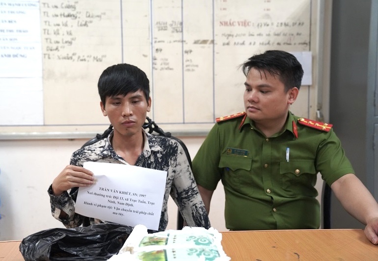 Van chuyen thue gan 2 kg ma tuy de lay 1,5 trieu dong hinh anh