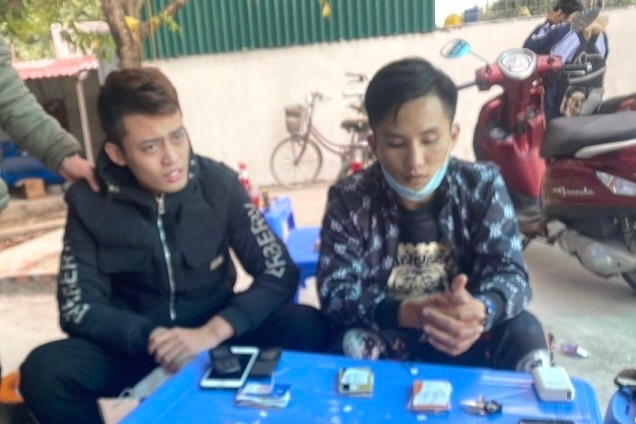 Bat giu 2 nguoi tang tru, mua ban thong tin tai khoan ngan hang hinh anh