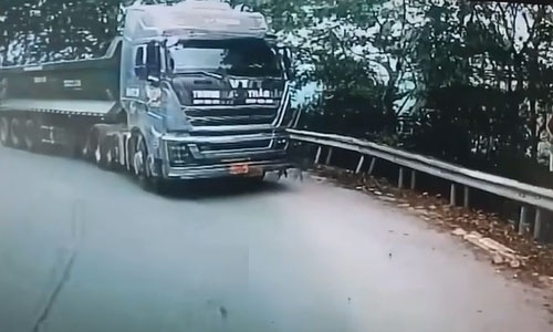 Tai xe xe tai lan lan khi leo deo tai Lao Cai hinh anh