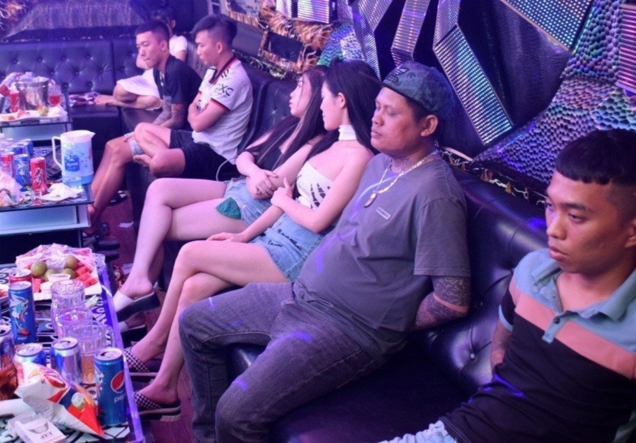 Phat hien 41 nam nu duong tinh voi ma tuy tai quan karaoke Victory hinh anh