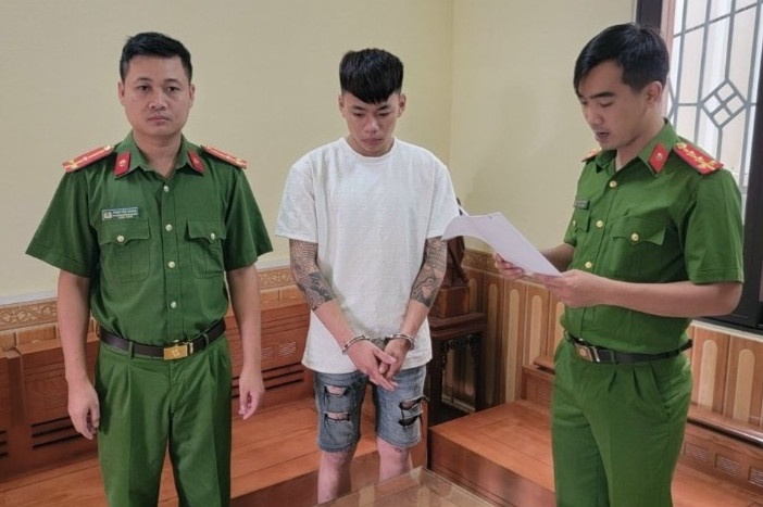 Bat giu thanh nien chem nguoi gay thuong tich hinh anh