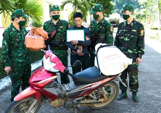 Bat giu nghi pham van chuyen ma tuy, tong xe vao Bo doi Bien phong hinh anh