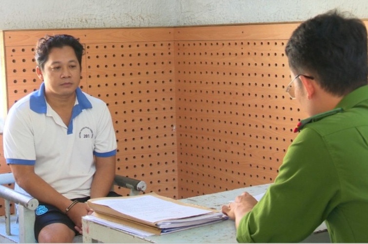 Quen ban gai qua mang roi lua vao khach san de chiem doat tai san hinh anh