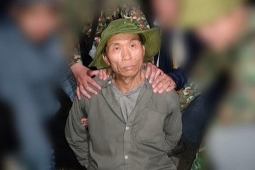 Bat giu nguoi dan ong nem da, tan cong khach du lich hinh anh