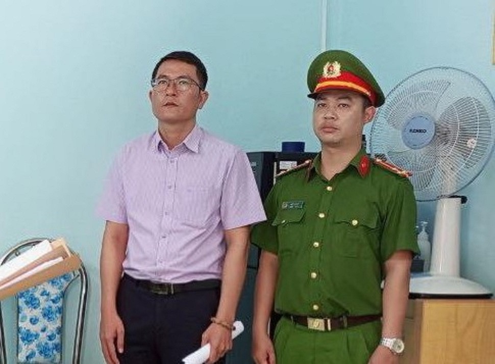 Bat tam giam pho giam doc van phong dang ky dat dai huyen o Khanh Hoa hinh anh