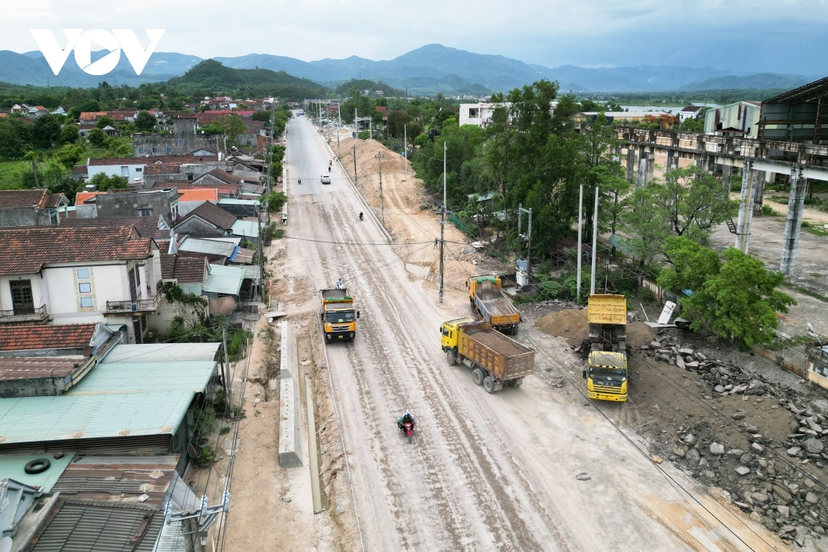 Thi cong dang do,  di lai kho khan. anh 1
