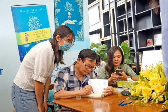 Giup tre em quen dien thoai de lam ban voi sach trong nhung ngay he hinh anh