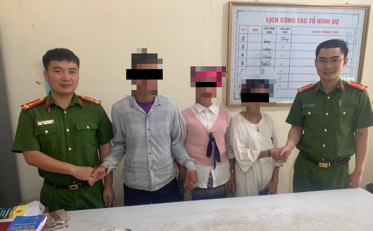 Co gai bi ep lam nhan vien phuc vu quan karaoke duoc giai cuu hinh anh