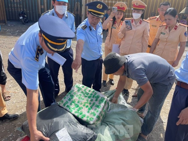 Phat hien kho hang khong ro nguon goc tai khu cong nghiep Song Than 1 hinh anh