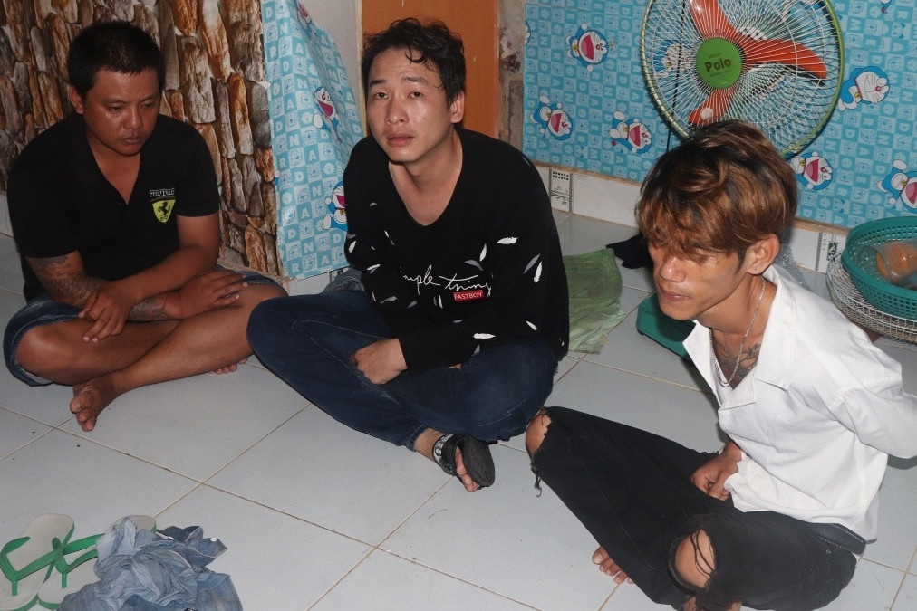 8 nguoi tang tru ma tuy trong phong tro hinh anh