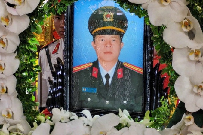 Tang Huy hieu Tuoi tre dung cam cho CBCS hy sinh, bi thuong o Dak Lak hinh anh