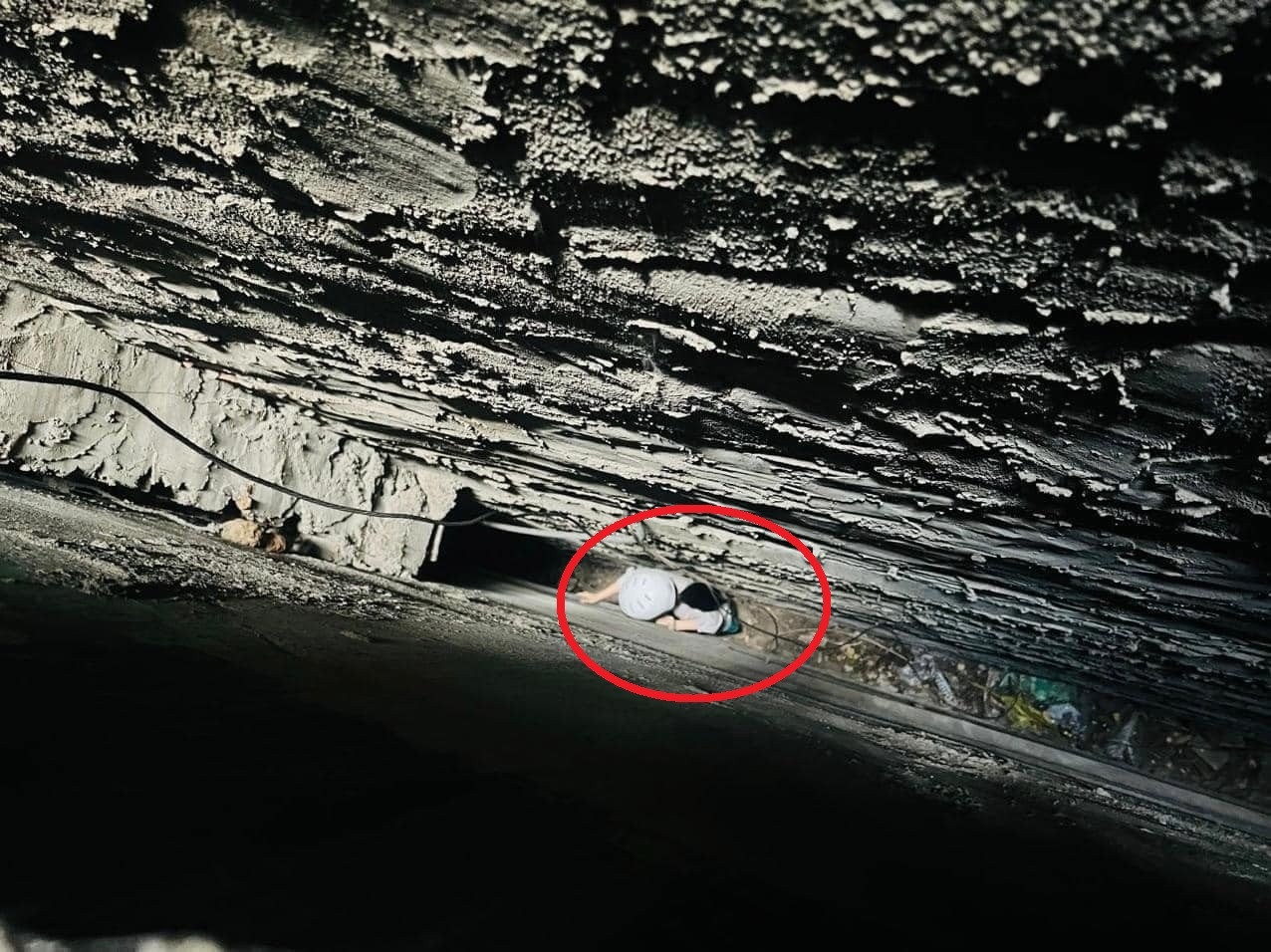 Cuu nguoi phu nu bi roi, lot vao khe hep giua 2 nha dan o TP.HCM hinh anh