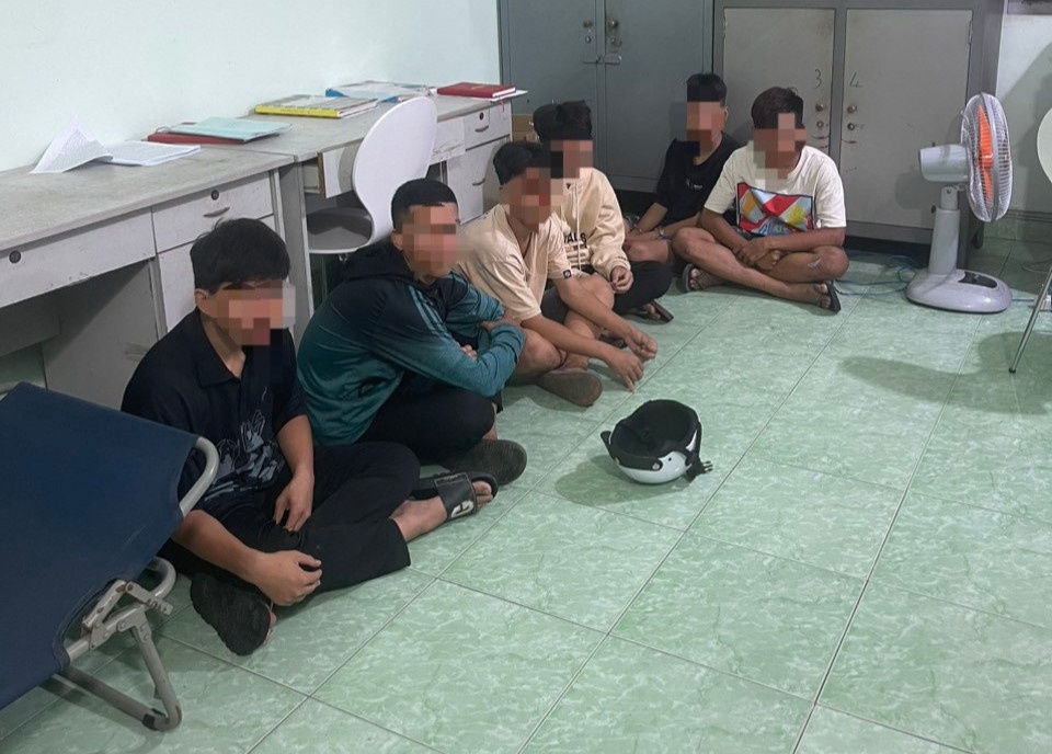 Nhom thieu nien dung hung khi danh nguoi di duong lay tien hinh anh