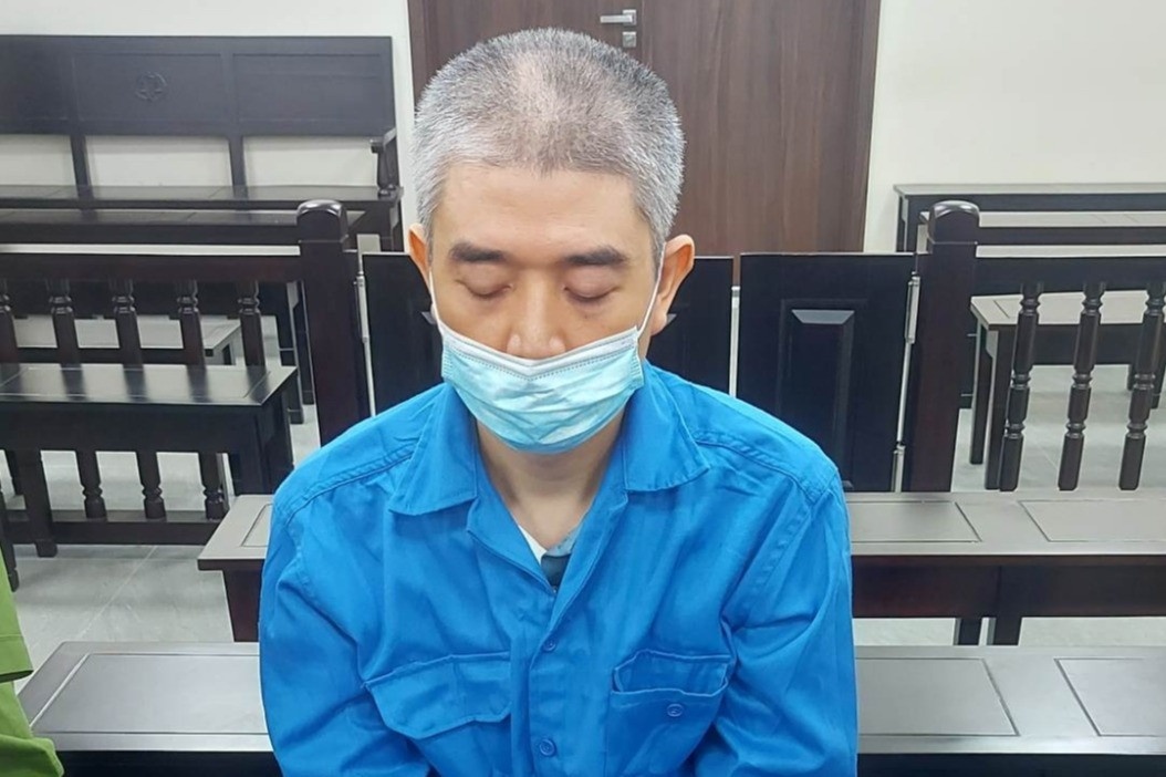 Tu hinh nguoi dan ong dam nhan tinh tren pho o Ha Noi hinh anh