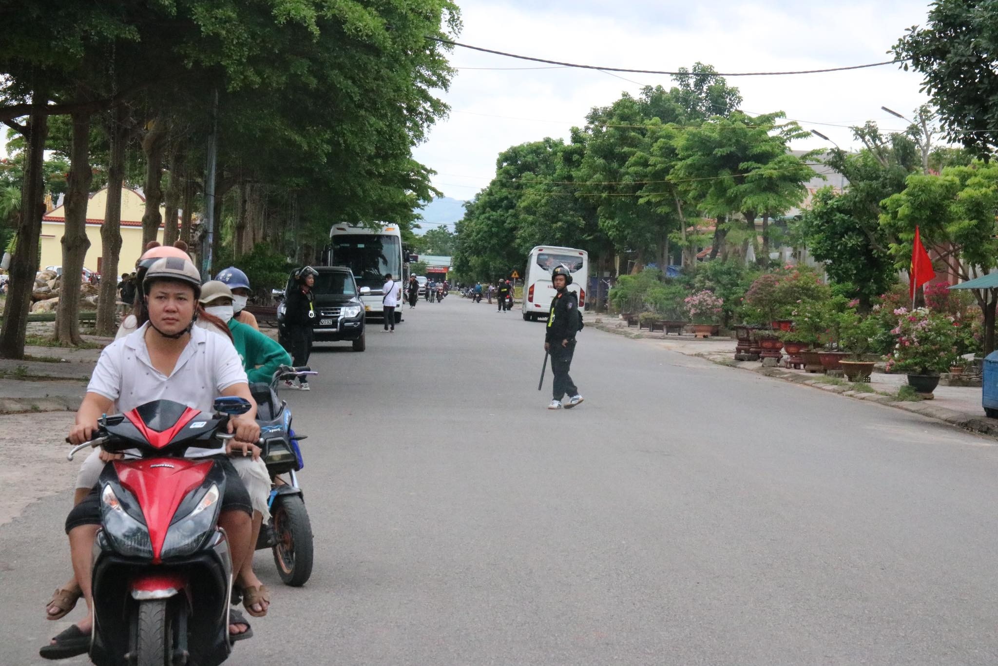 Buon lau vang,  kham xet. anh 3