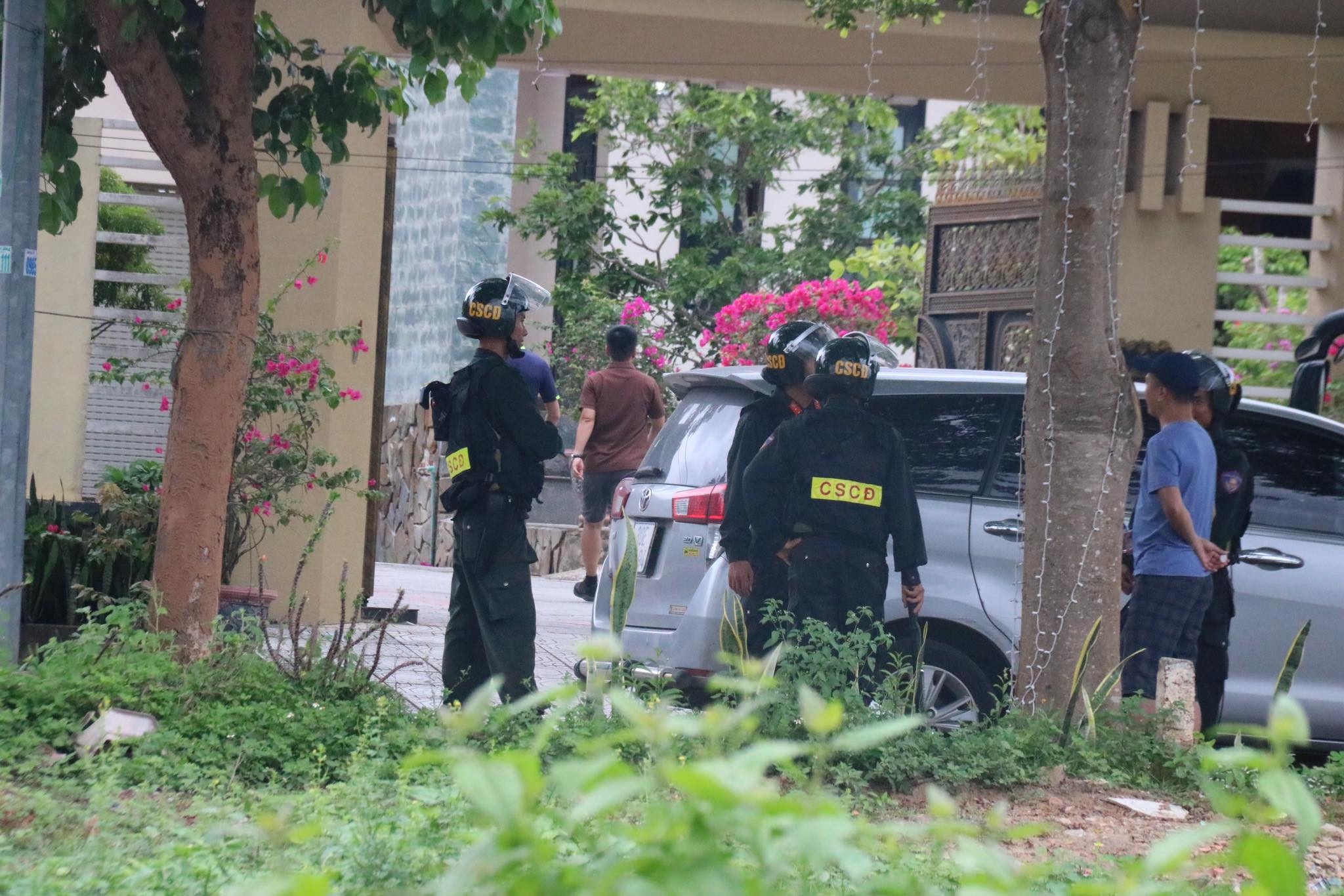 Hinh anh kham xet nha cac bi can vu buon lau 3 tan vang o Quang Tri hinh anh