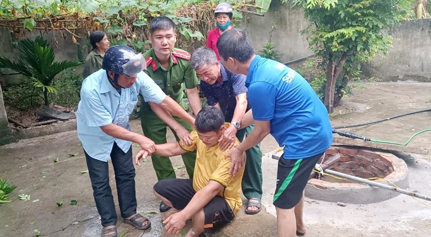 Giai cuu nguoi dan ong bi ngat khi duoi gieng sau 13m hinh anh