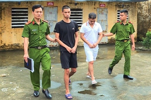 Nua dem ru 2 thieu nu ve can ho chung cu de bay lac hinh anh