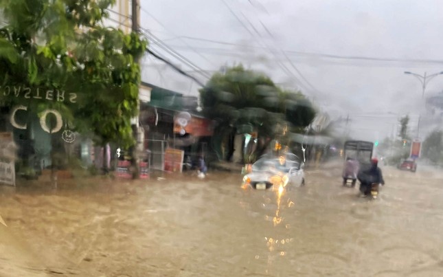 Canh bao hang chuc vi tri ngap khi mua lon o TP Bao Loc hinh anh