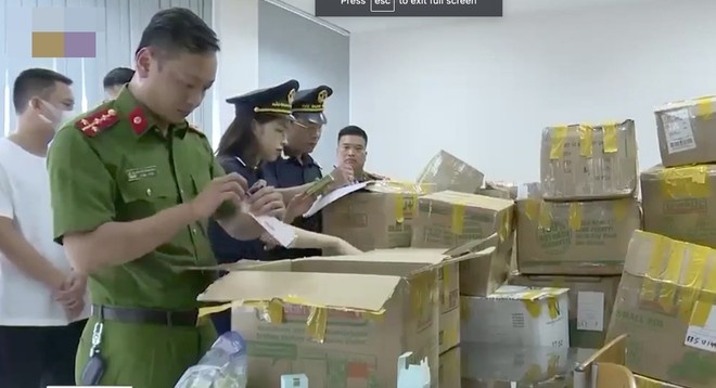 Hai quan San bay,  doi hang. anh 1