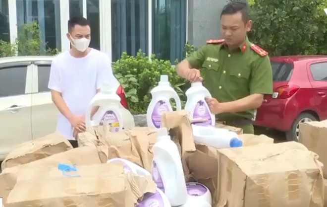 Giam doc cong ty chuyen phat danh trao hang hoa tai san bay Noi Bai hinh anh