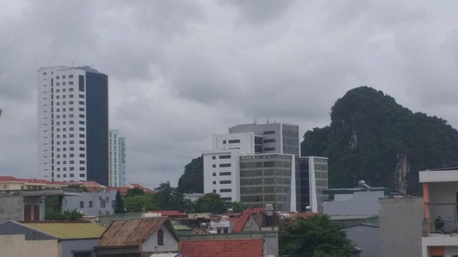 Lanh dao trung tam dang kiem tu vong tai toa nha lien co quan hinh anh