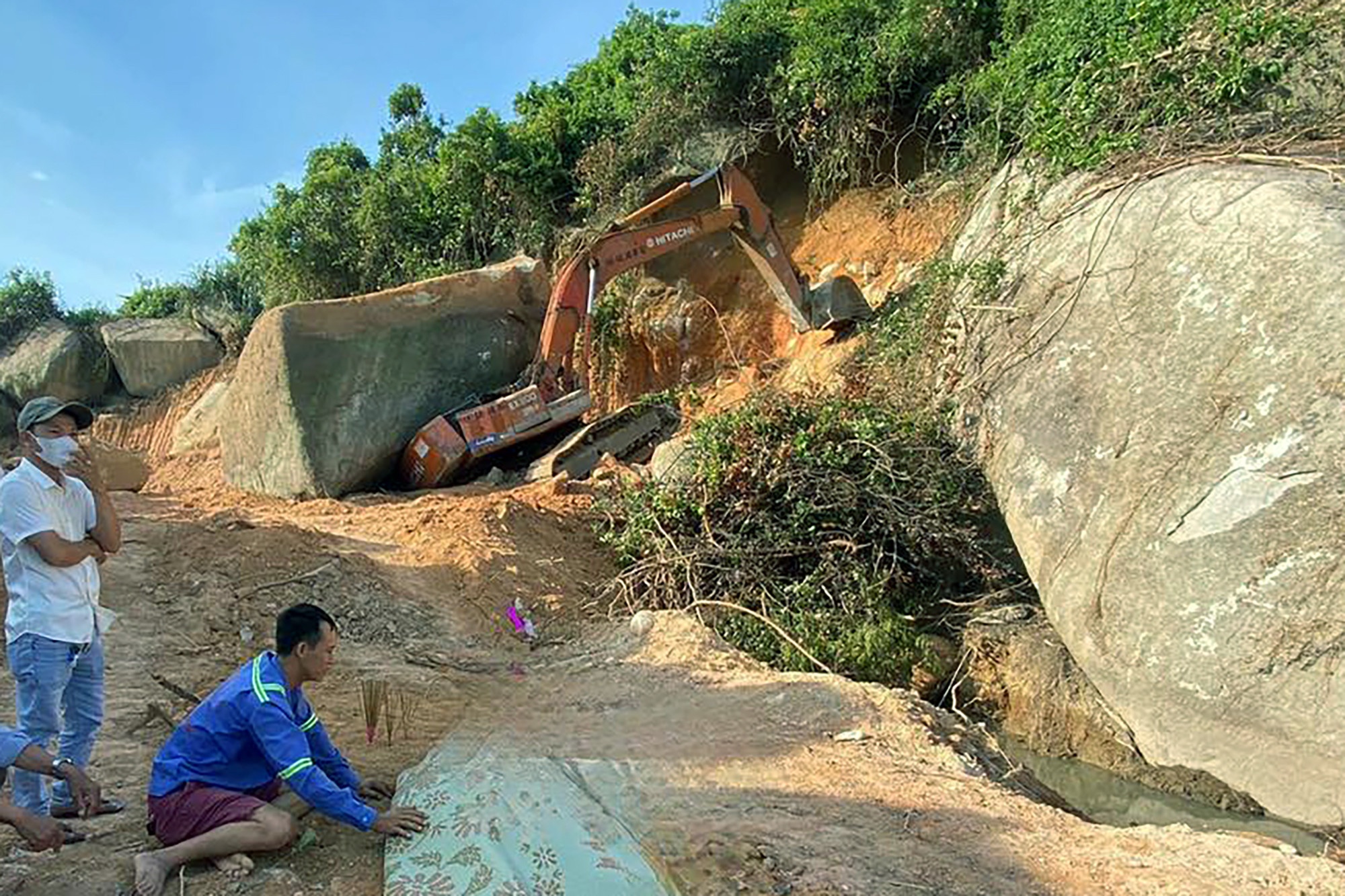 Tai xe may xuc bi da de tu vong khi thi cong cao toc o Phu Yen hinh anh