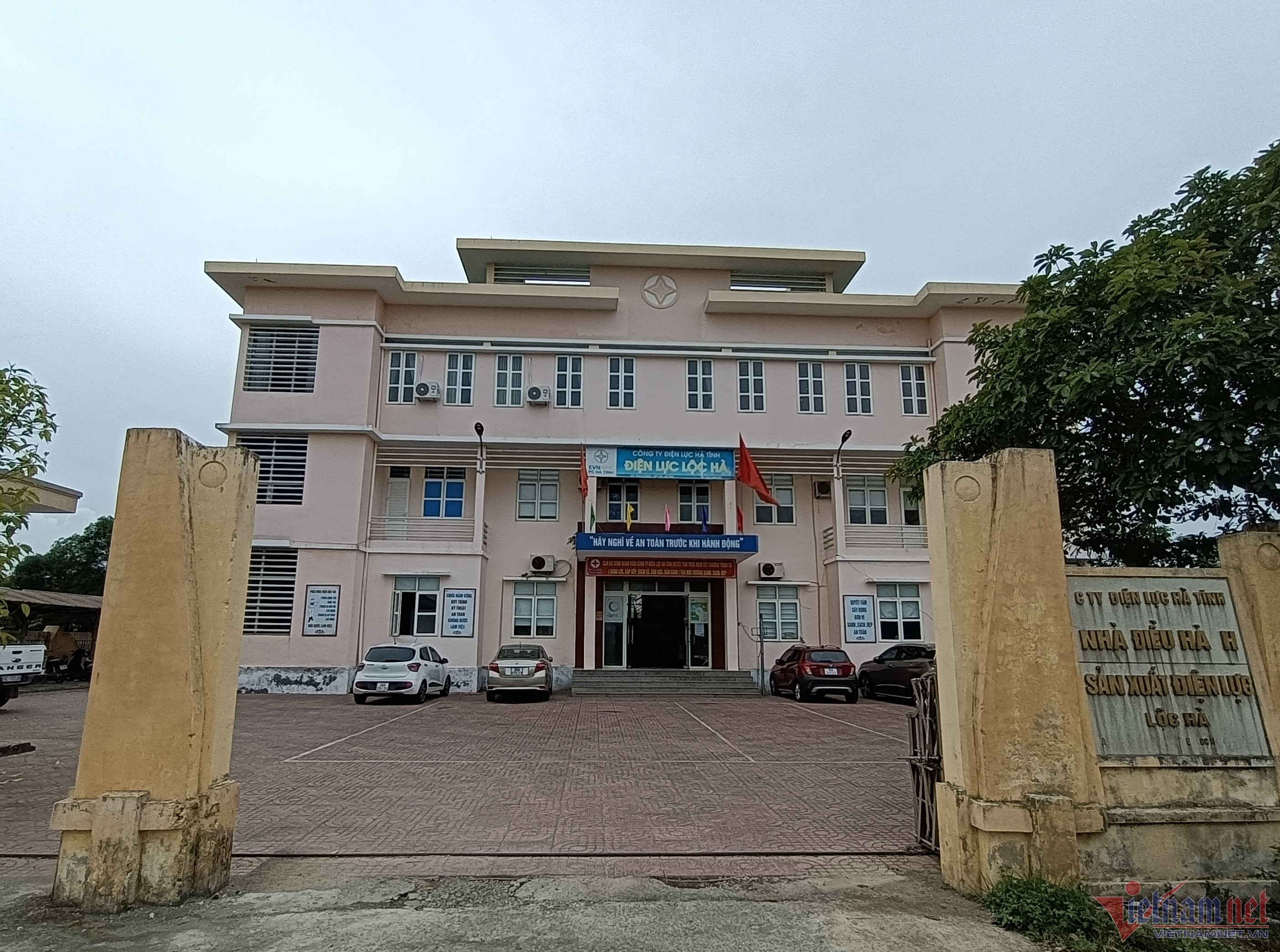 Nam can bo dien luc danh nu dong nghiep nhap vien hinh anh