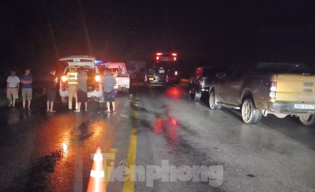 Tai nan lien hoan tren cao toc Noi Bai - Lao Cai hinh anh