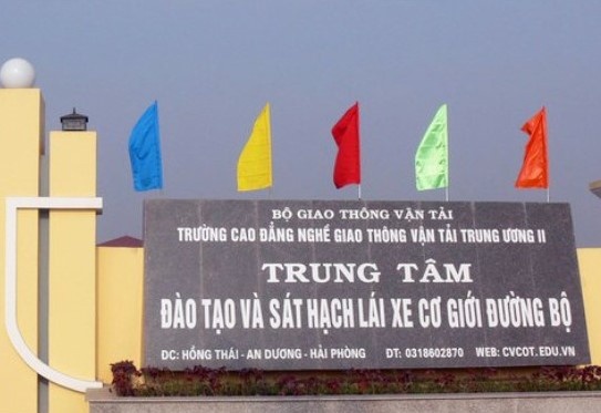 Bat tam giam giam doc trung tam dao tao, sat hach lai xe o Hai Phong hinh anh
