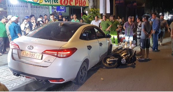 Thanh nien ''phe' ma tuy lai oto lao sang trai duong gay tai nan hinh anh