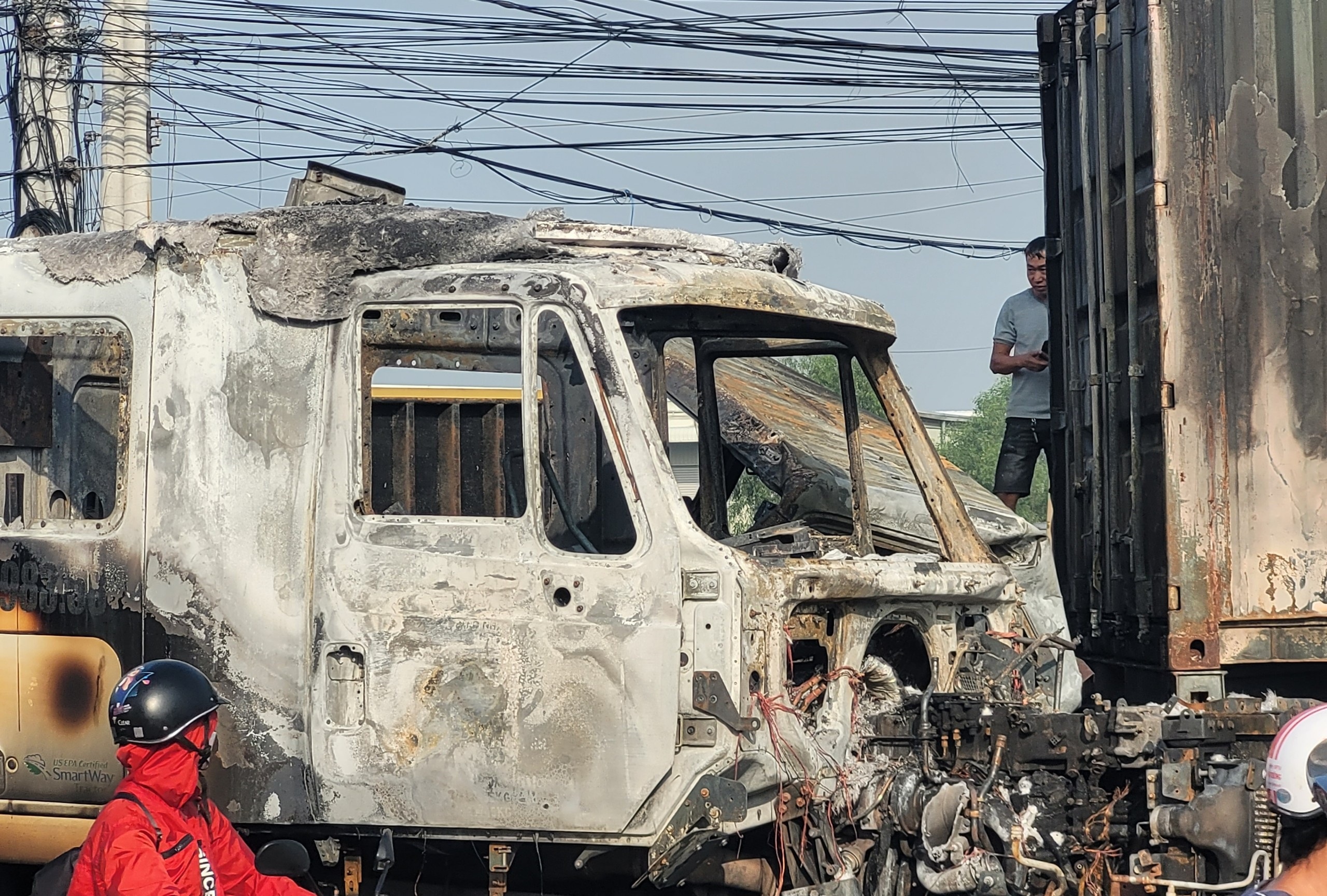 Va cham giua giao lo o Binh Duong, 2 xe container boc chay hinh anh