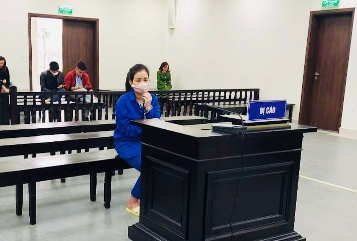 Kieu nu khoe so tiet kiem 200 ty dong de lua dao hinh anh