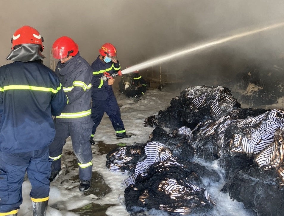 Nha xuong det may o Binh Duong boc chay du doi giua trua hinh anh