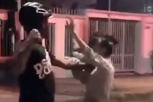 Khoi to 2 vo chong hanh hung co gai 19 tuoi truoc nha nghi hinh anh