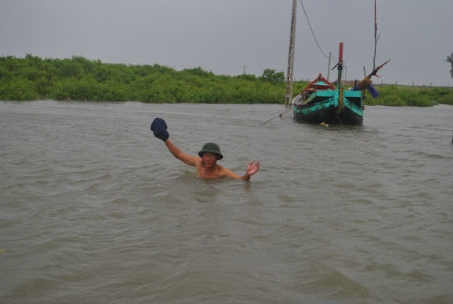 Nguoi Thanh Hoa cang minh bao ve tai san vi bao so 6 hinh anh