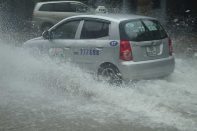 Ha Tinh ngap nang truoc bao so 6 hinh anh