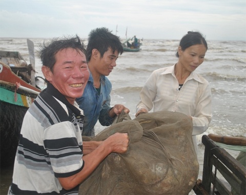 Ngu dan Thanh Hoa boi thu tom, cua sau khi bao tan hinh anh