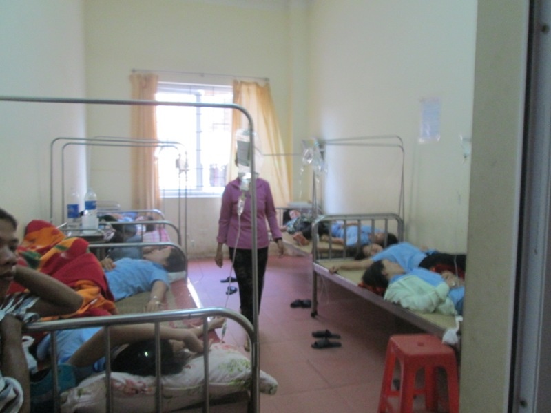 Ngo doc thuc pham, hon 70 cong nhan nhap vien hinh anh