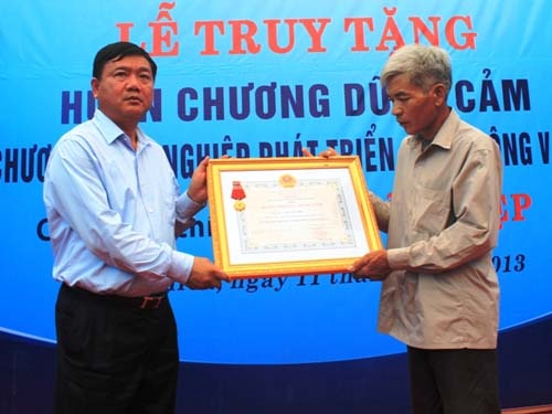 Nguoi nhuong ao phao duoc truy tang 'Huan chuong dung cam' hinh anh