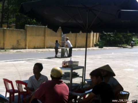 Nghi trom tien, ong ngoai giao chau cho cong an xu ly hinh anh