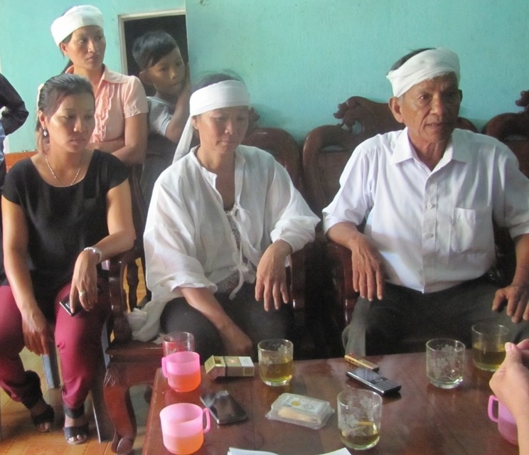 Nguoi nha benh nhan tu vong ly giai viec tan cong bac si hinh anh