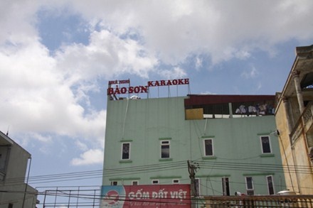 Thieu nu mat mang sau chau hat karaoke hinh anh